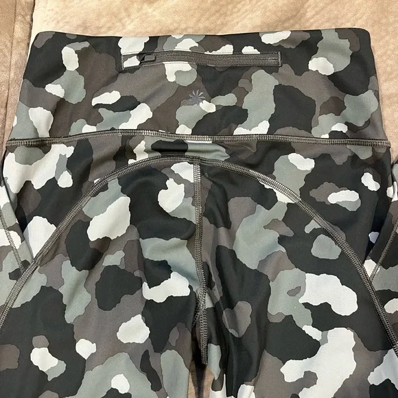EUC Athleta lightning camo 7/8 tight, NWOT - Picture 5 of 5